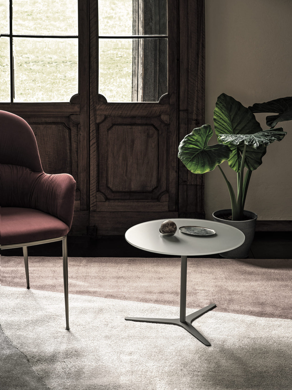 Bontempi Elica Coffee Table — manufacturer photograph; ELICA_07-22M097_C186S_QUEEN_34-47M328_TVT08