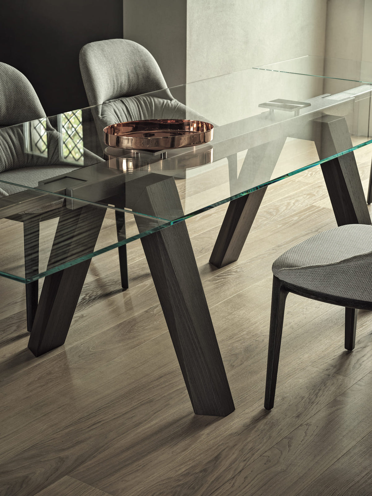 Bontempi Queen Dining Chair — manufacturer photograph; ARON_20-07L002_C157_QUEEN_34-38_34-39L002_TMA04 (1)