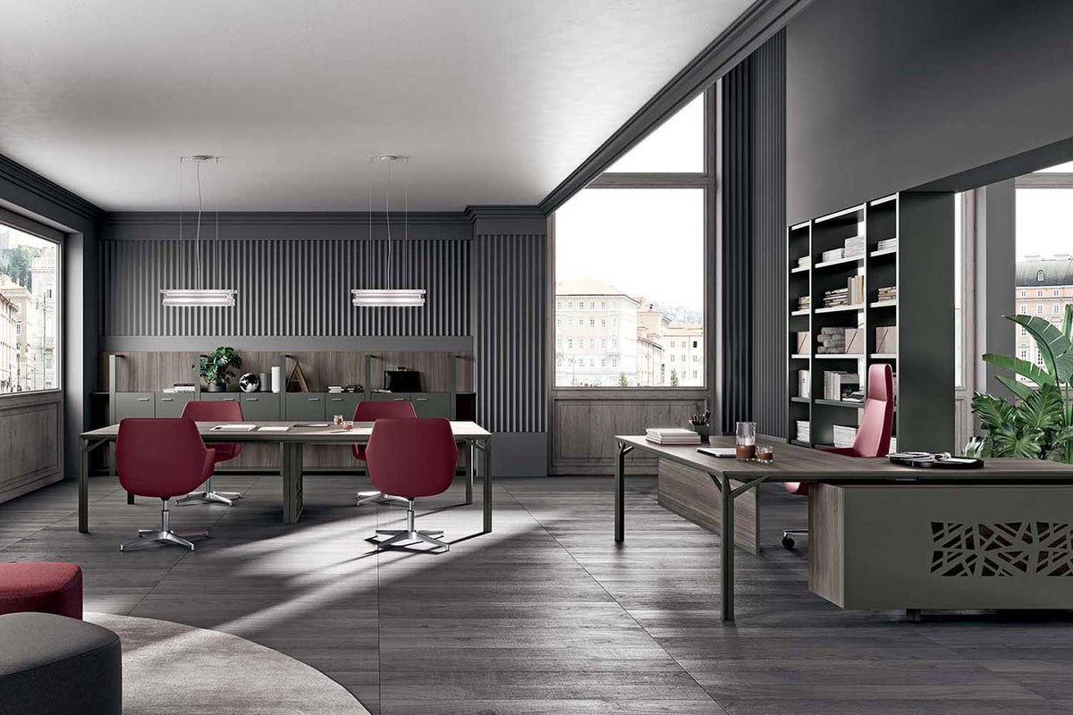 Quadrifoglio X8 Glass desk with RH return unit supported on combination unit
