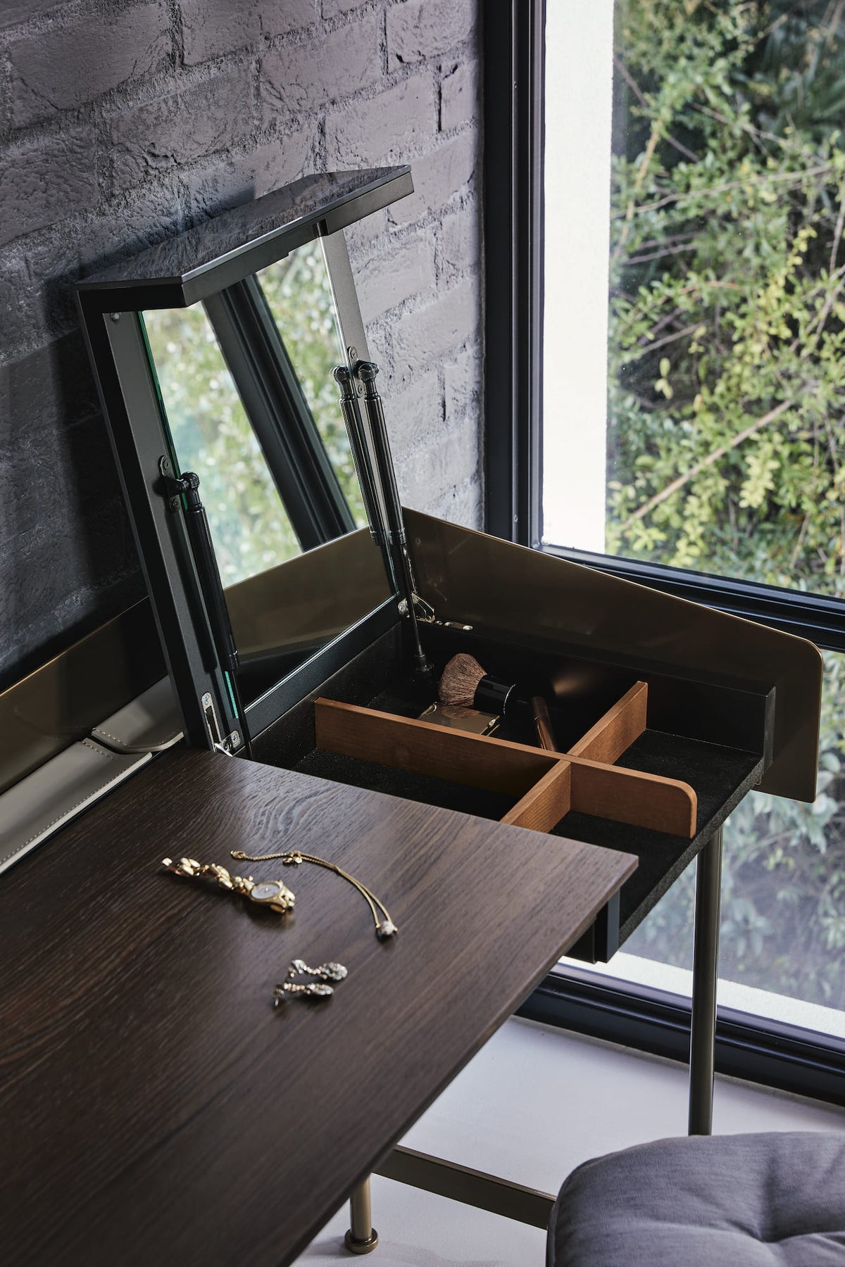 Bontempi Secret Desk — manufacturer photograph; SECRET_06-40M328_L002_CM005
