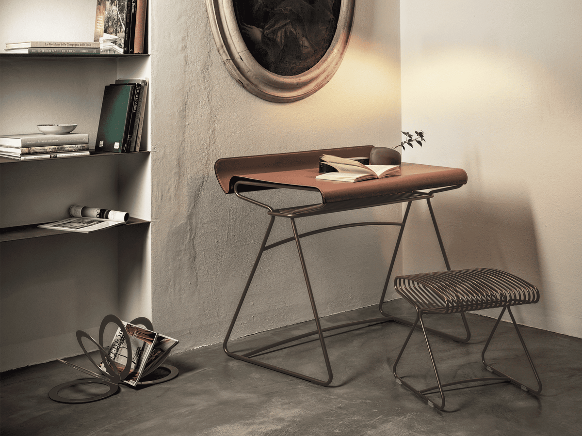 Bontempi Taylor Desk — manufacturer photograph; TAYLOR_07-81M028_Q032_BOSS_07-82M028_FAN_08-30M328
