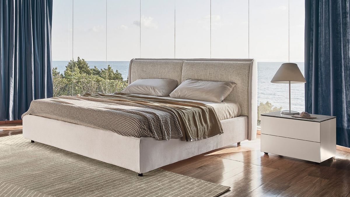 Calligaris Dolly Mix bed in an interior. Finish, mattress, bed linen and accessories are illustrative.