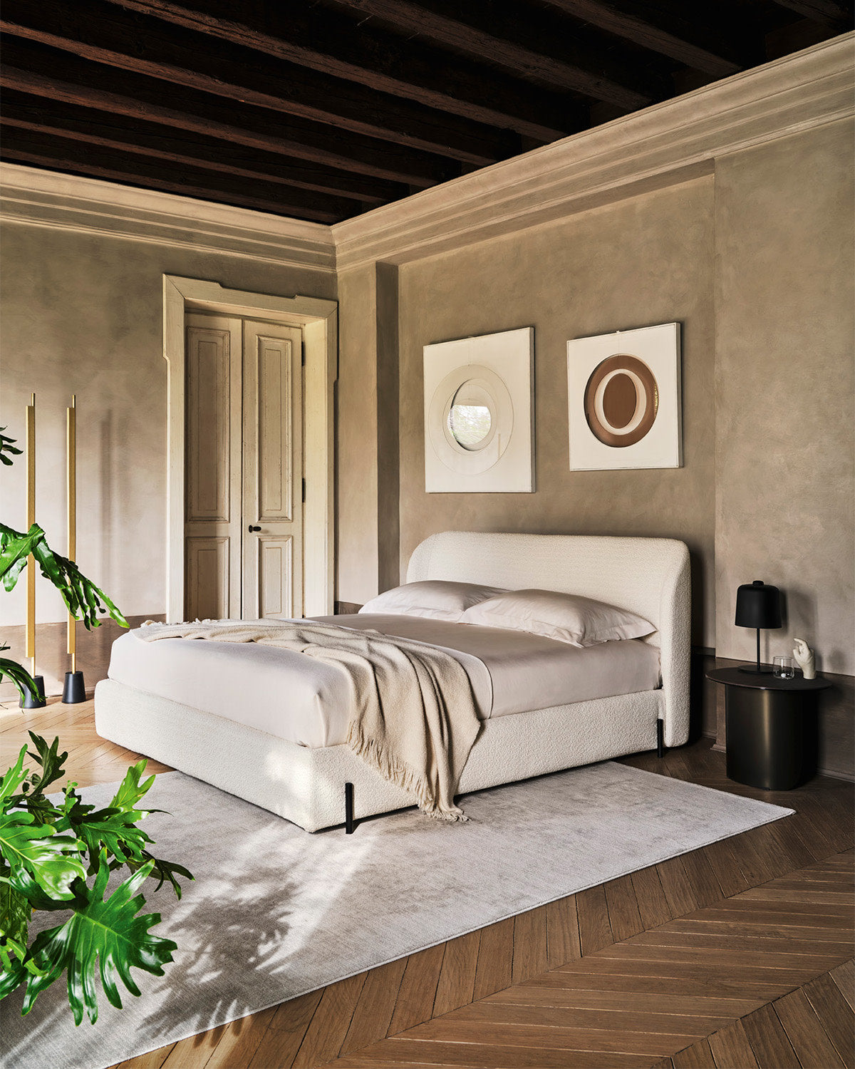 Calligaris Rendez Vous bed in an interior. Finish, mattress, bed linen and accessories are illustrative.