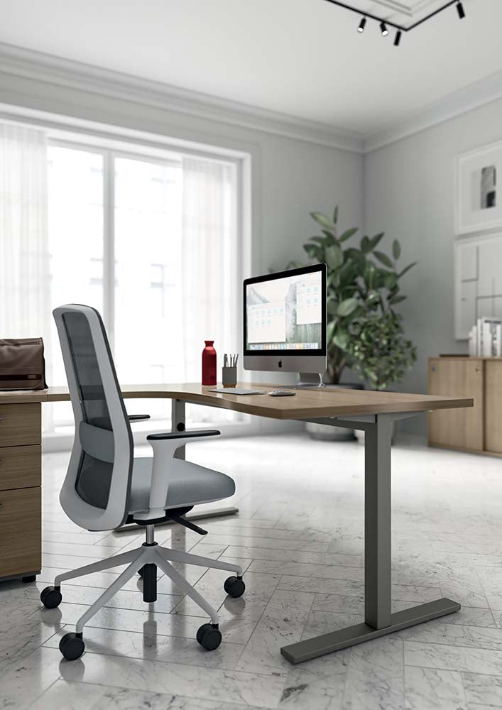Quadrifoglio Idea+ Tube RH/LH 80cm deep desk supported on low credenza unit