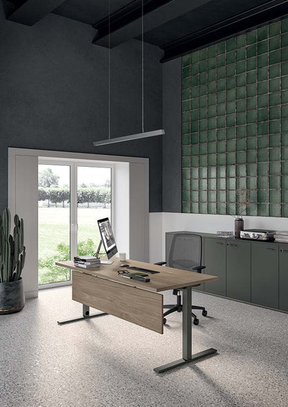 Quadrifoglio Idea+ Tube RH/LH 80cm deep desk supported on low credenza unit