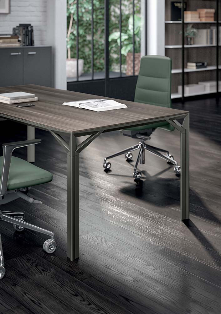 Quadrifoglio X8 Glass desk with sliding-door credenza to be installed either RH or LH