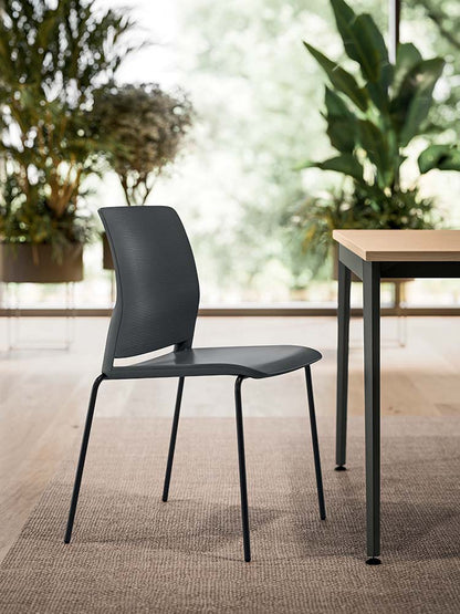 Quadrifoglio Close polypropylene chair, sled base in metal with arms