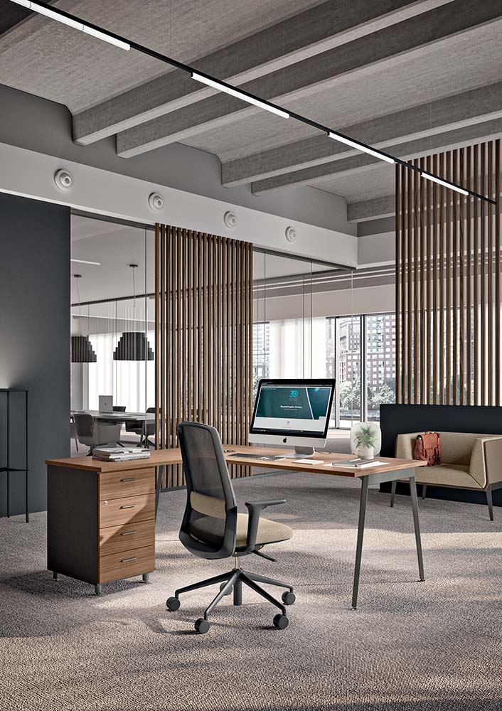Quadrifoglio X3 80cm deep desk with integrated LH desk high 4-drawer pedestal