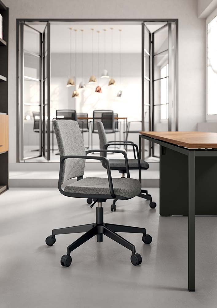 Quadrifoglio Cloud chair, mesh back, metal sled base