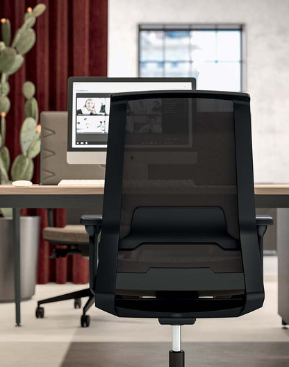 Quadrifoglio Omnia chair, mesh back